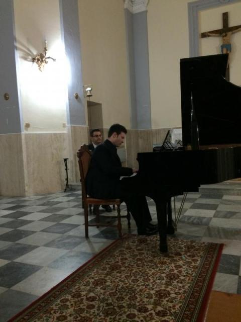il pianista Marco Grilli durante l'esecuzione delle "Variazione per la Pace" del compositore Francesco Marino